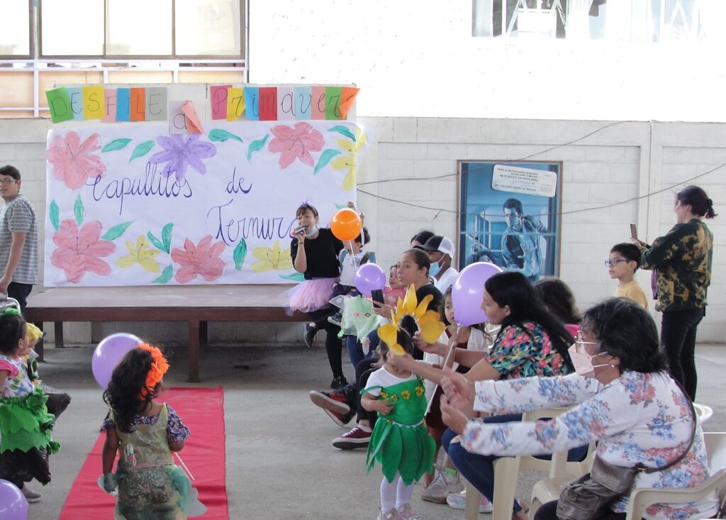 Sala Cuna Capullitos de Ternura organizó colorido Desfile de Primavera