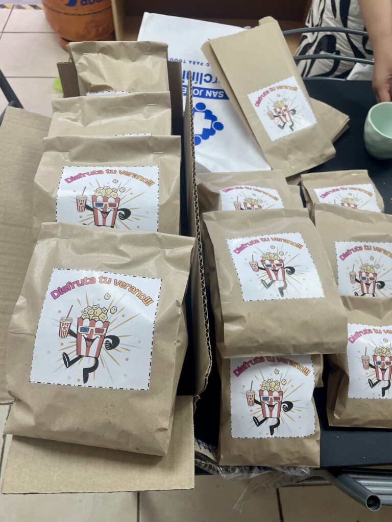 Familias de Programa Especializado PAS CORFAL vivieron divertida tarde de películas en Cine Municipal